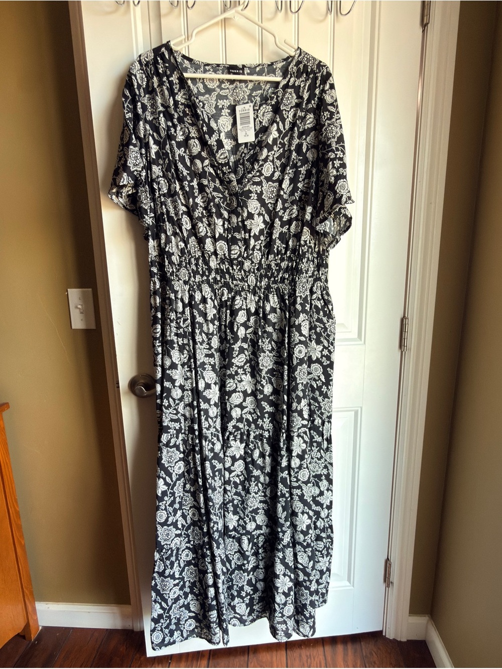 torrid Black & White Floral V‑Neck Maxi Dress